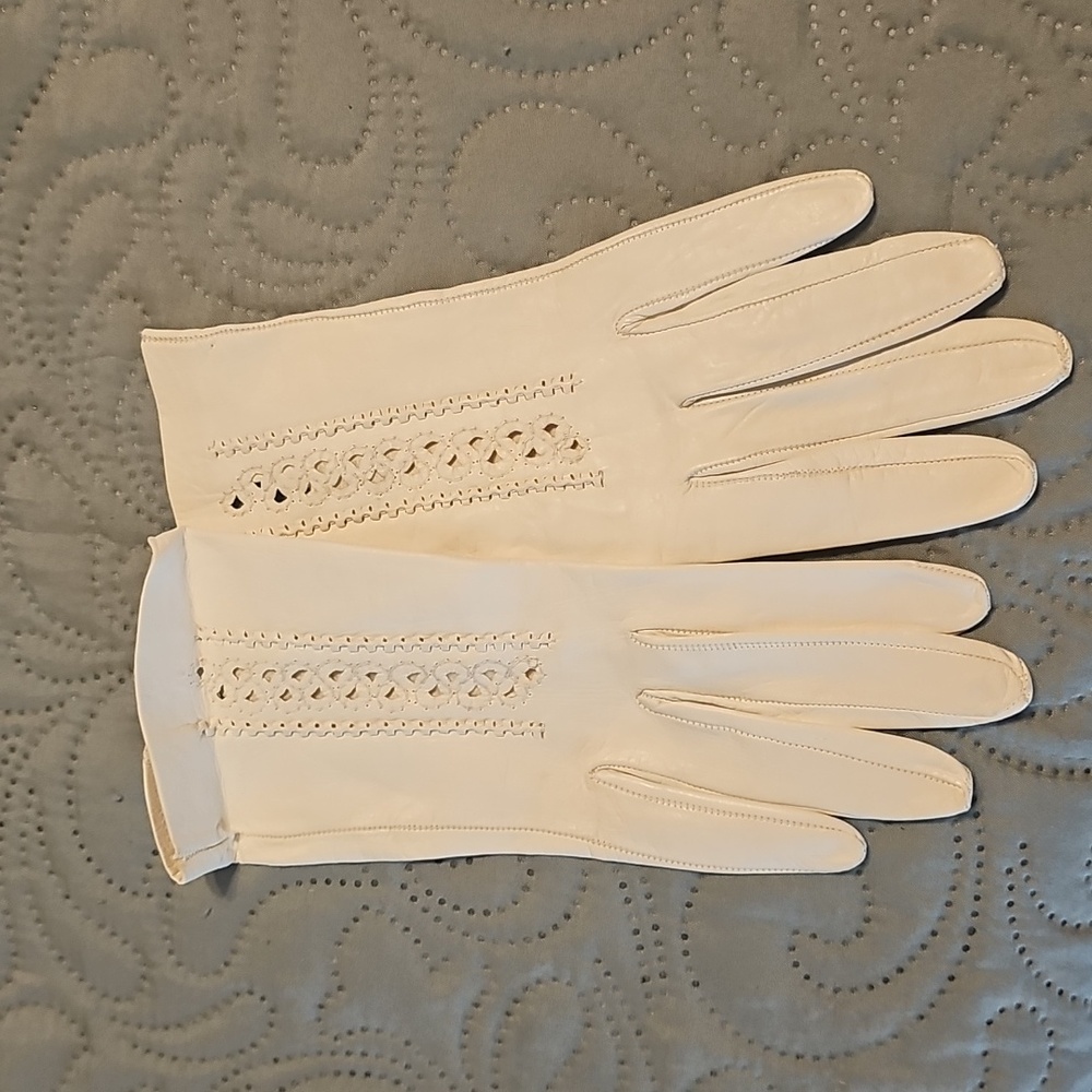 Elegant Cream Leather Vintage Gloves with Intricate Cutout Design